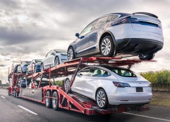 7 Tips for Choosing Between Car Shipping or Towing Services