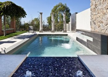 5 Tips for Building a Compass Fiberglass Pool in Your Backyard