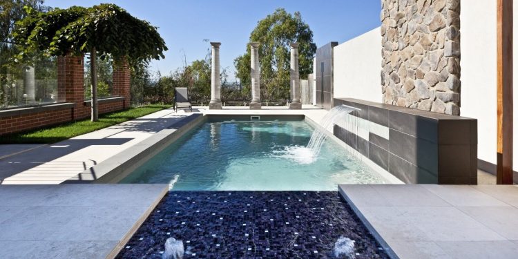 5 Tips for Building a Compass Fiberglass Pool in Your Backyard