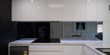 Glitter Glass Splashbacks: Where They Suit Best And How To Keep The Look Balanced